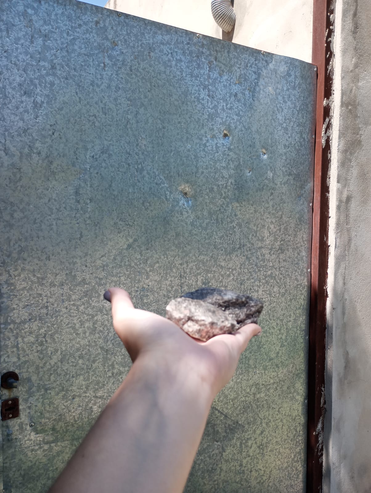 Vecinos de barrio Industrial denuncian ataques reiterados a portones y hechos de vandalismo